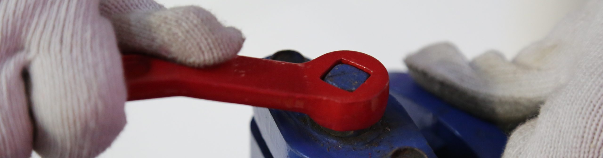 Precision non-sparking valve square driver for industrial valves