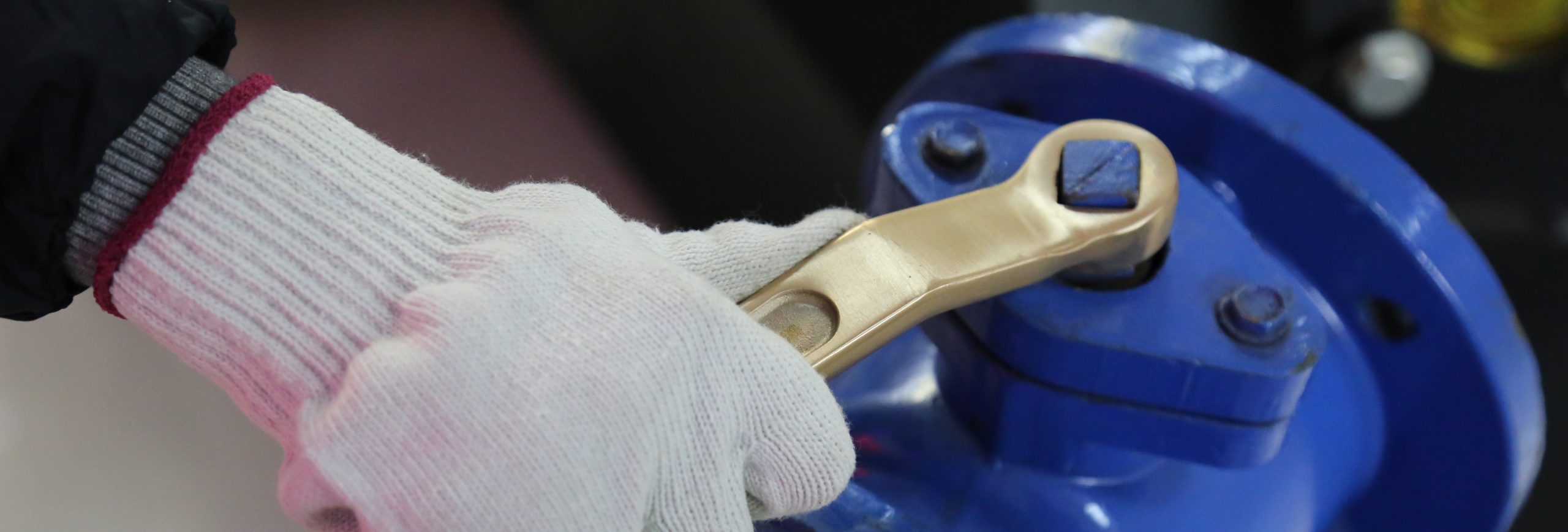 Non-sparking valve wrench for hazardous pipeline maintenance