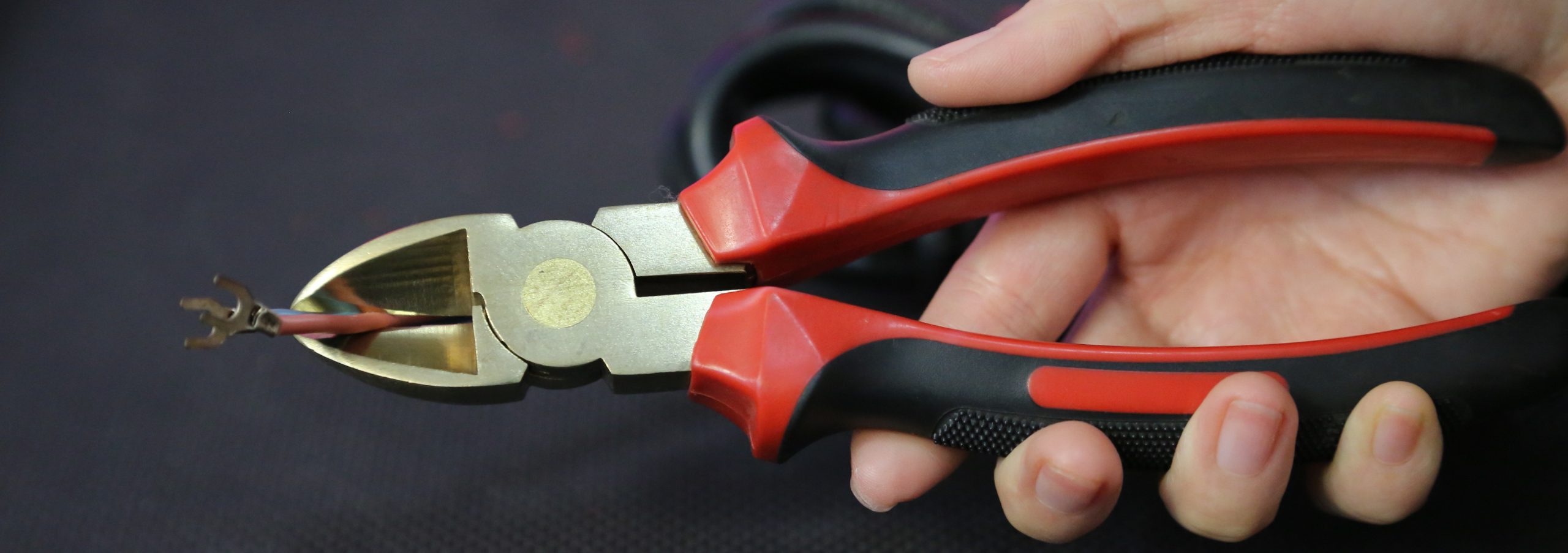 Non-sparking diagonal cutting pliers for hazardous industrial maintenance