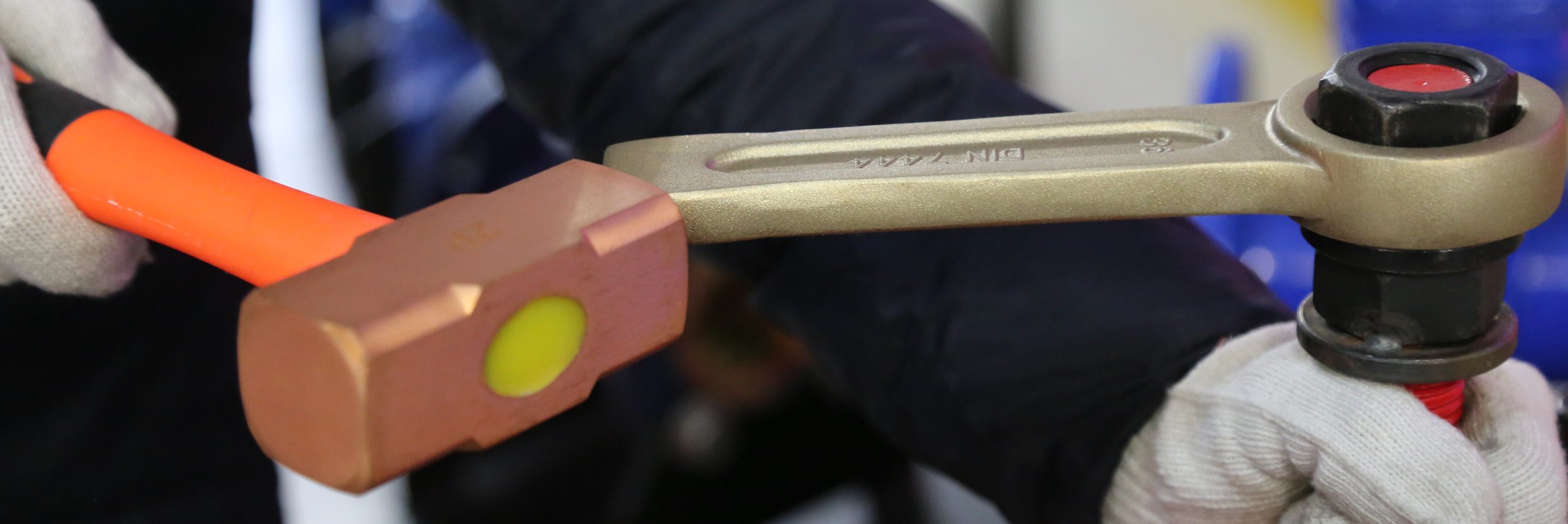 Non-sparking sledge hammer for hazardous industrial heavy work