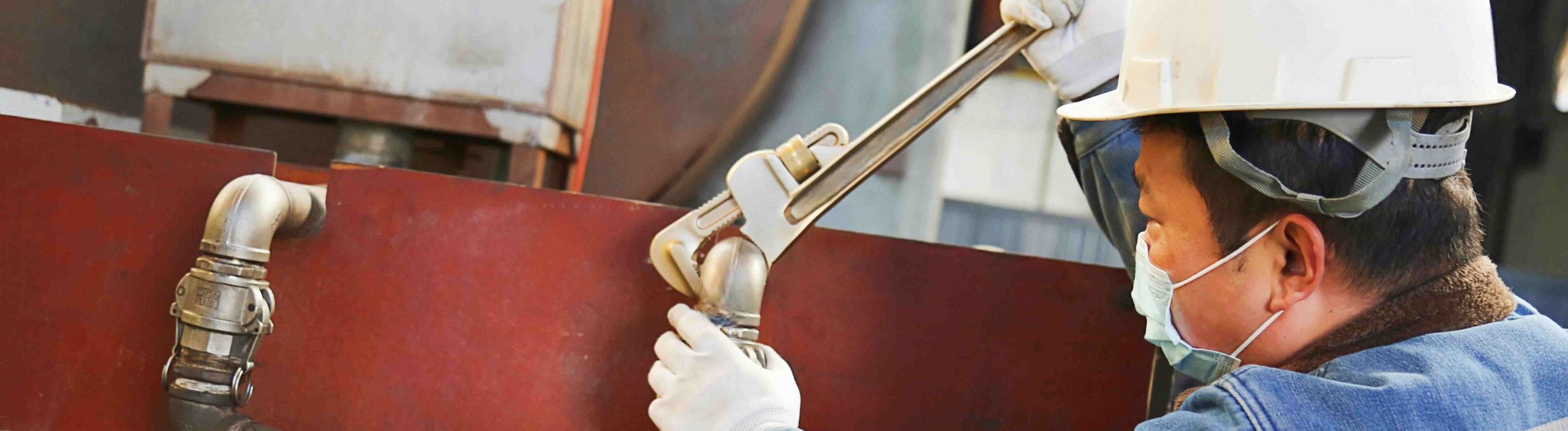 Non-sparking pipe wrench clamping and disassembling industrial pipe fittings